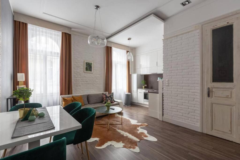 Chic, Captivating Space Budapest Eksteriør billede